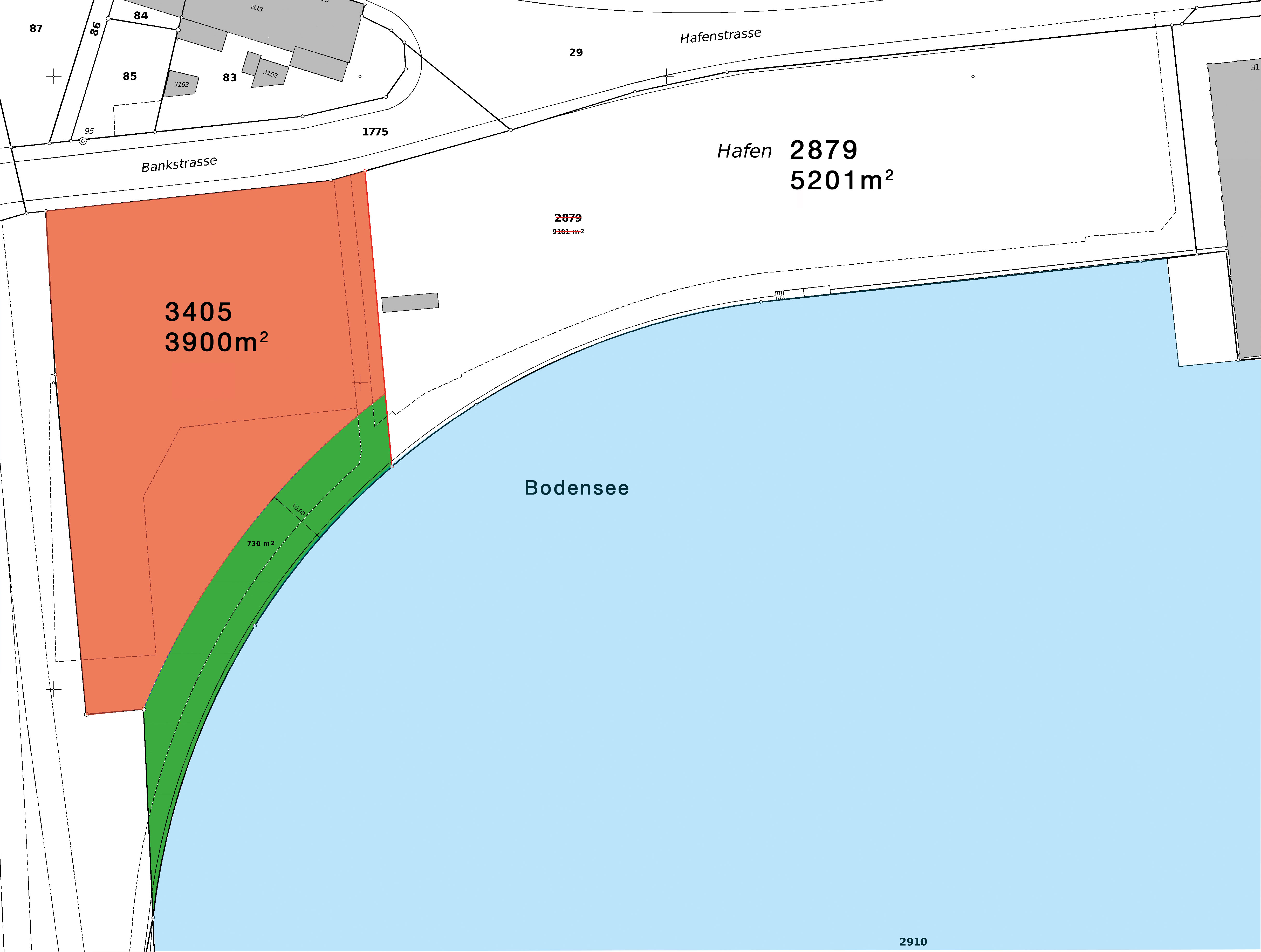 Das Hotel-Grundstück (rot) liegt am nordwestlichen Rand des Hafenbeckens
zwischen den Bahngleisen, der Bankstrasse und der Hafenpromenade.
